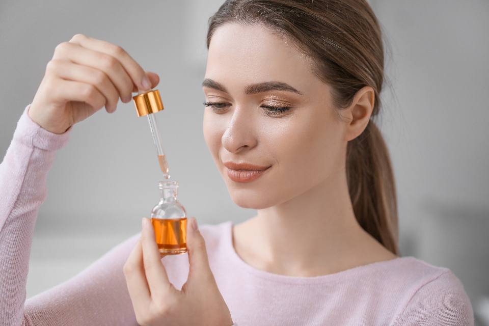 Botellas cosméticas sobre una superficie